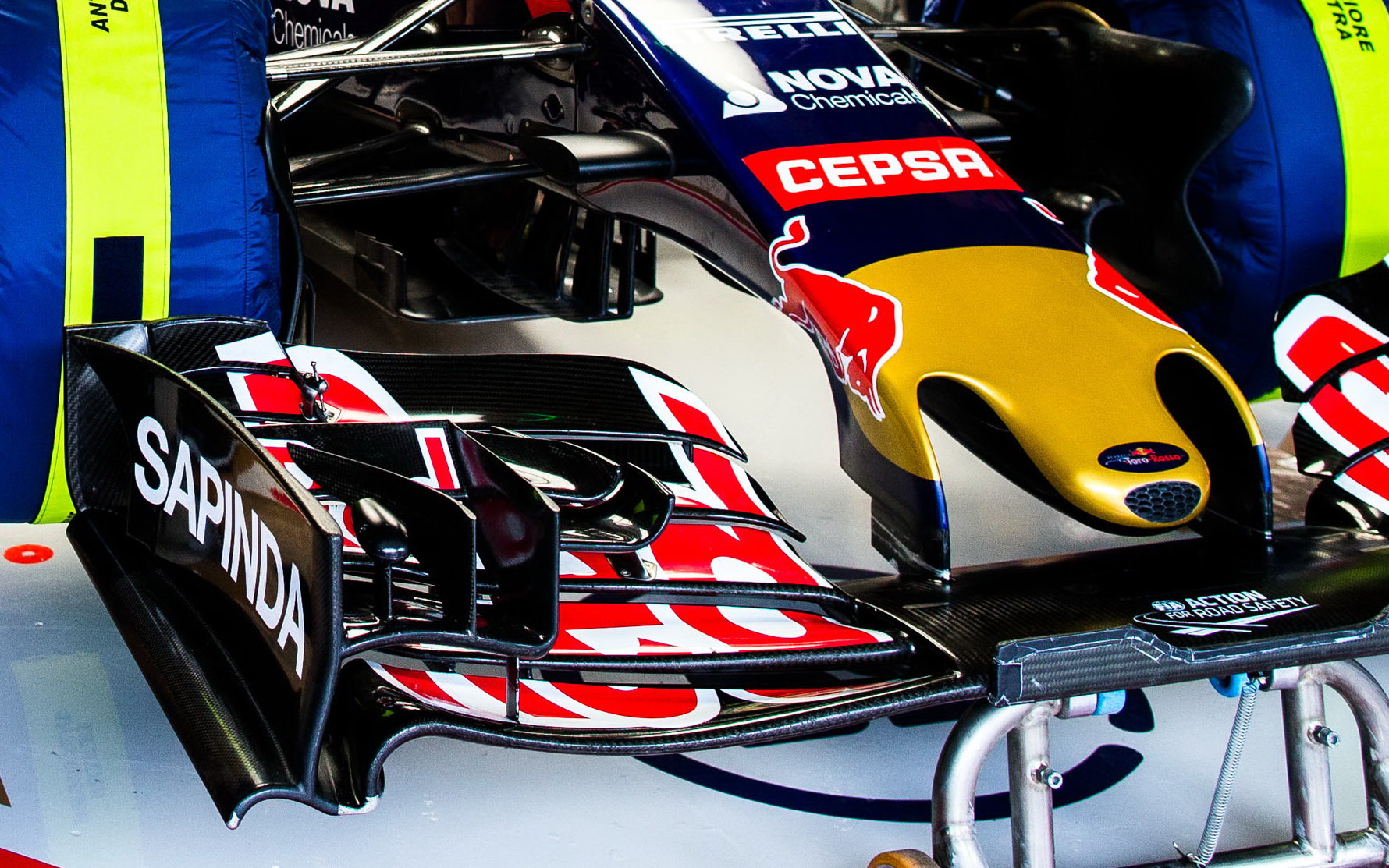 Detail předního křídla vozu Toro Rosso STR10 - Renault, GP Japonska (Suzuka)