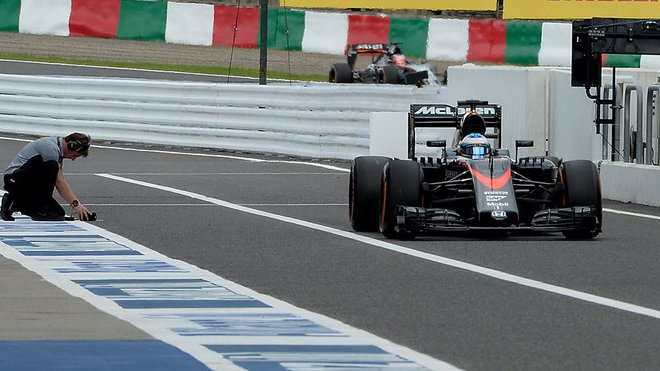 Fernando Alonso vjizdi do pitlane, GP Japonska (Suzuka)