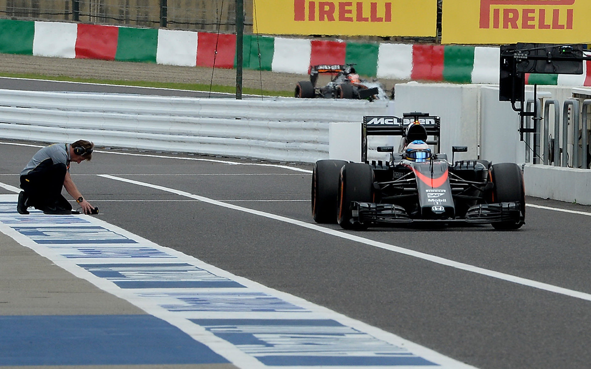 Fernando Alonso vjizdi do pitlane, GP Japonska (Suzuka)