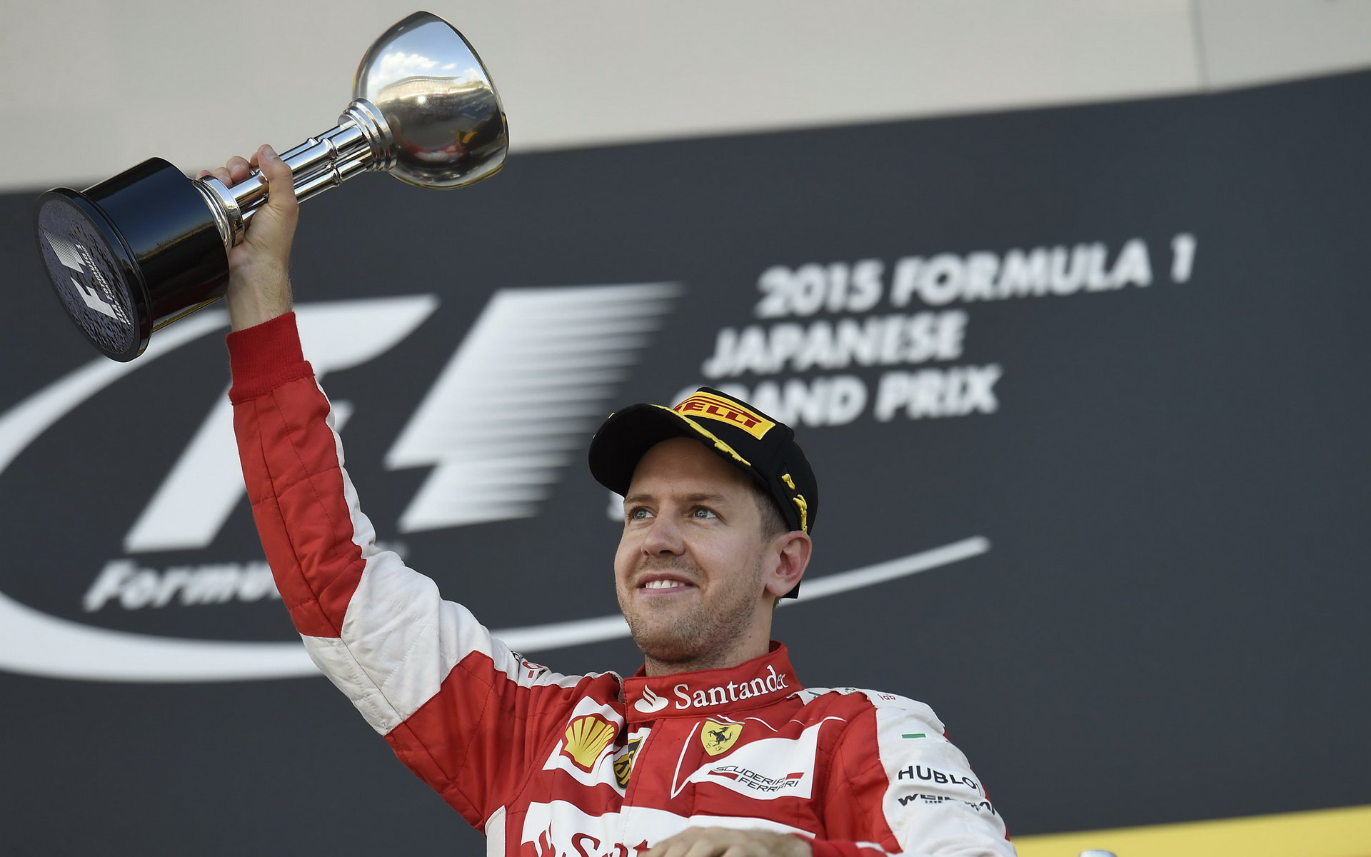 Sebastian Vettel se svou trofeji v Suzuce