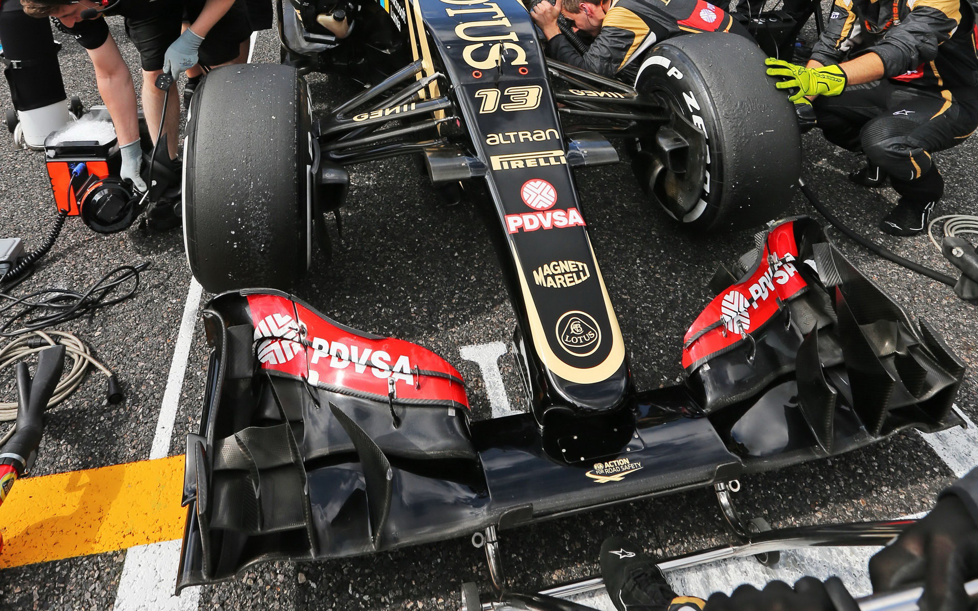 Přední křídlo vozu Lotus E23 - Mercedes v Suzuce