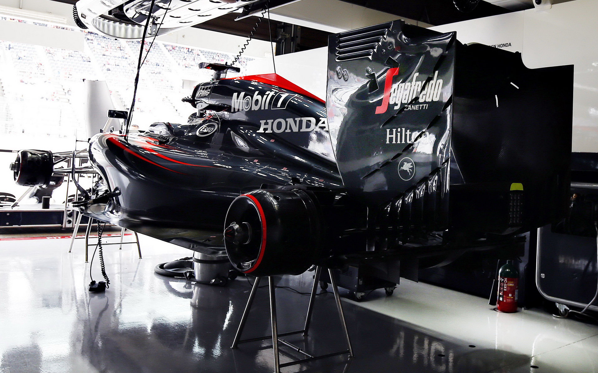 Problém McLarenu MP4-30 Honda není jen motor, ale i šasi. A v týmu to ví...