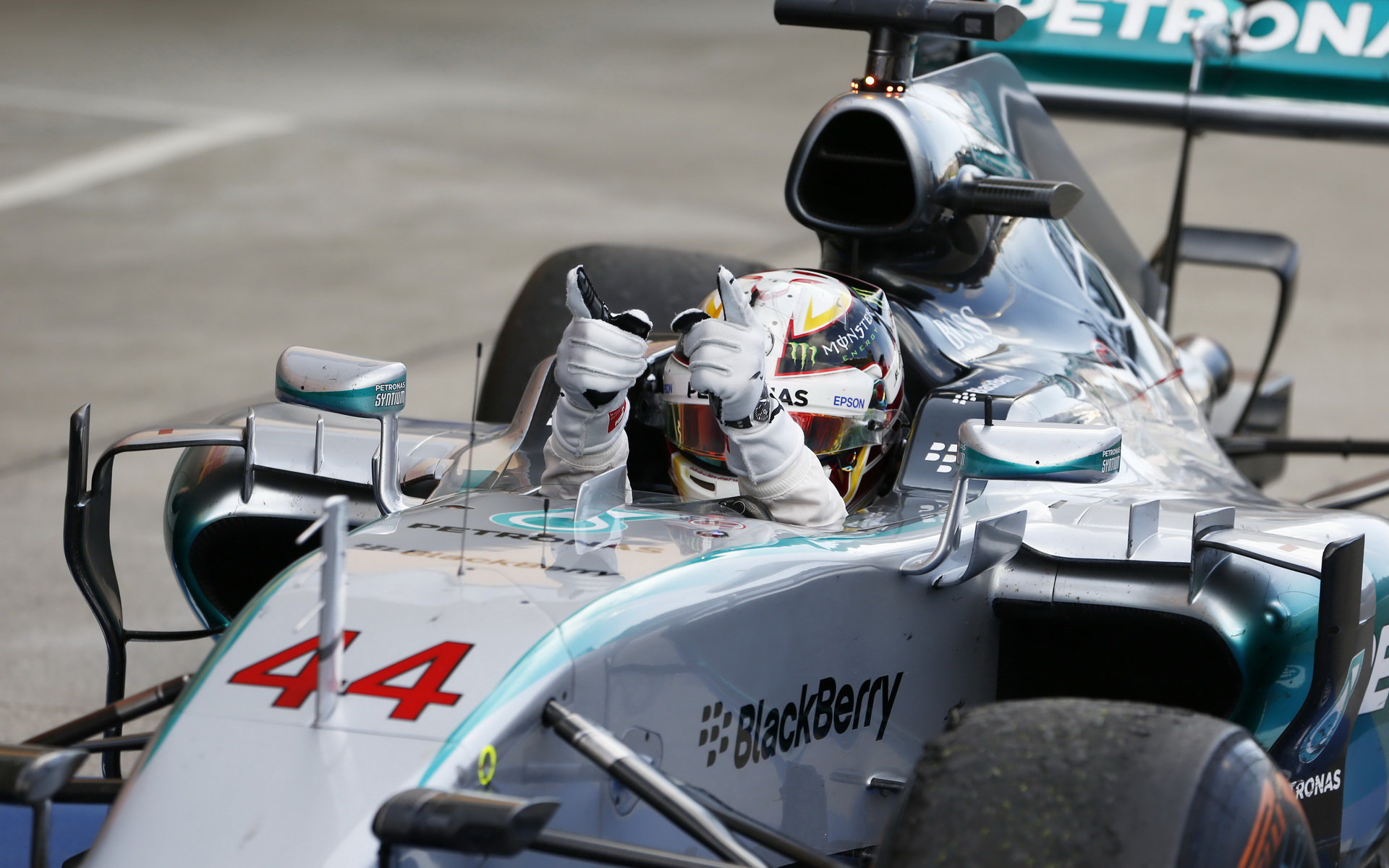 Lewis Hamilton se raduje z vítězství v Suzuce