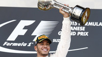 Lewis Hamilton se svou trofejí v Suzuce