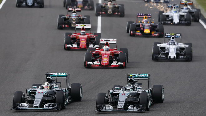 Start Mercedesů v Suzuce: Hamilton předjíždí Rosberga