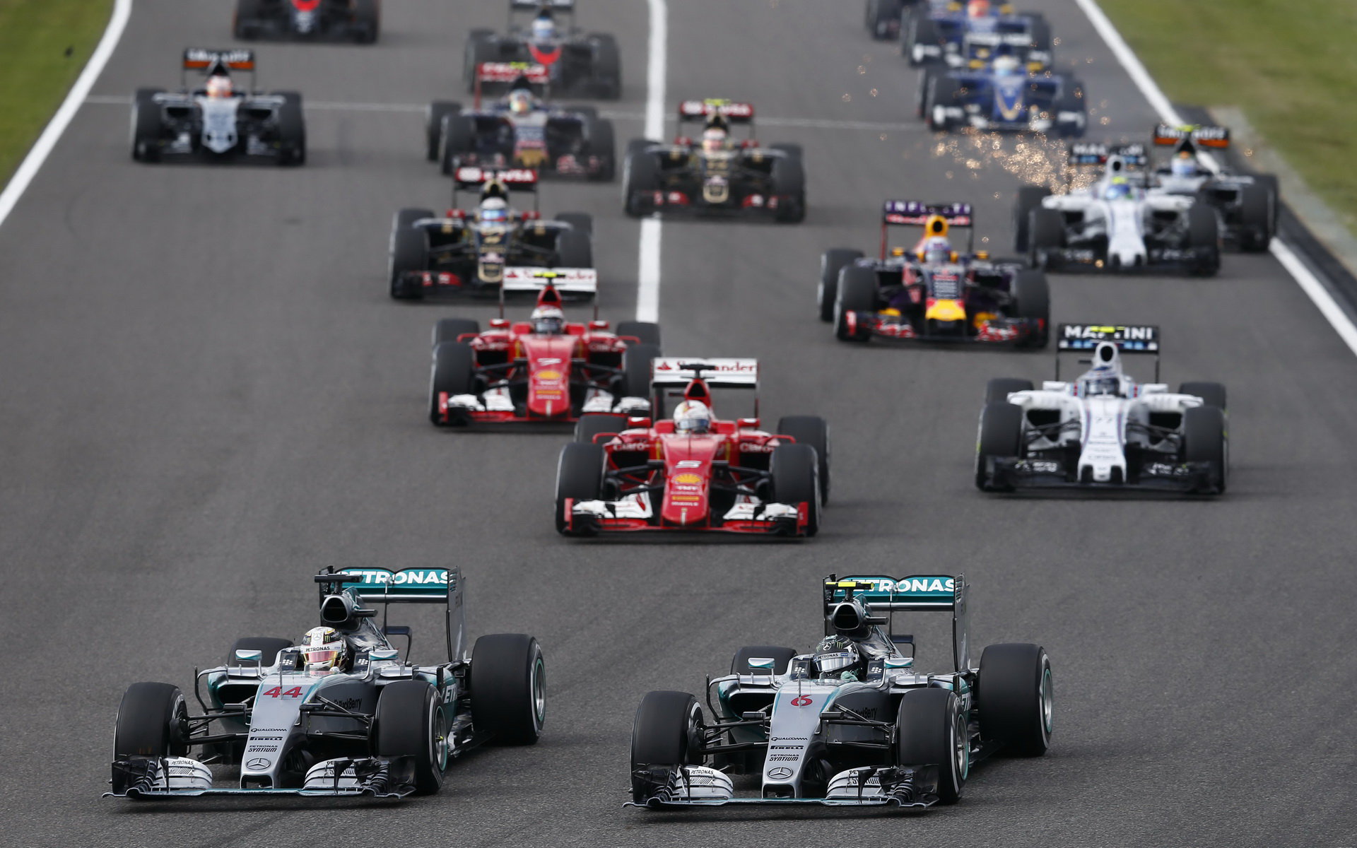 Start Mercedesů v Suzuce: Hamilton předjíždí Rosberga