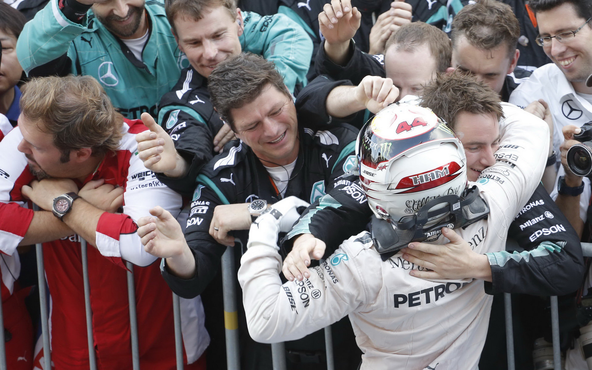Lewis Hamilton se raduje s mechaniky v Suzuce