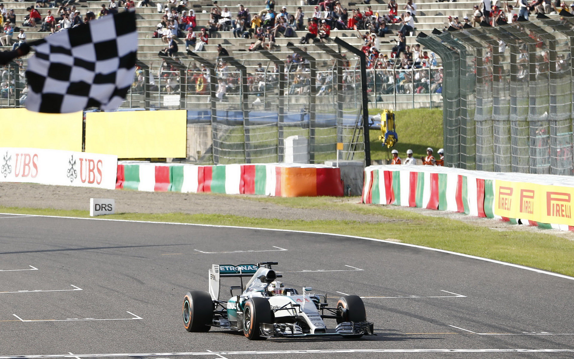 Lewis Hamilton protíná cíl v Suzuce