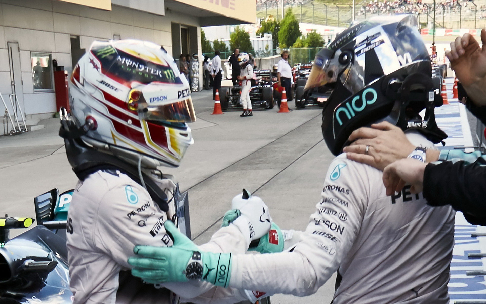 Nico Rosberg gratuluje Lewisi Hamiltonovi k vítězství v Suzuce