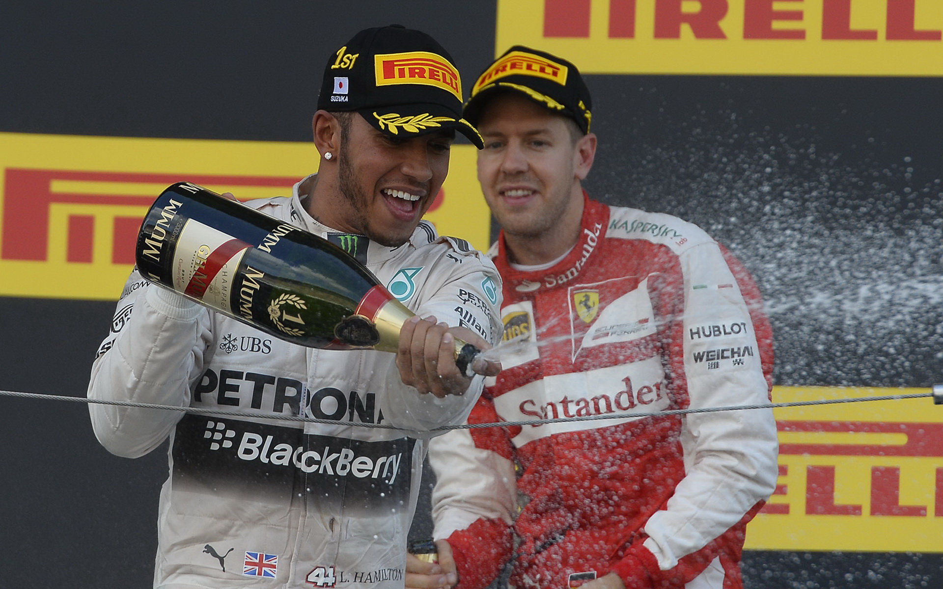 Lewis Hamilton a Sebastian Vettel na pódiu v Suzuce
