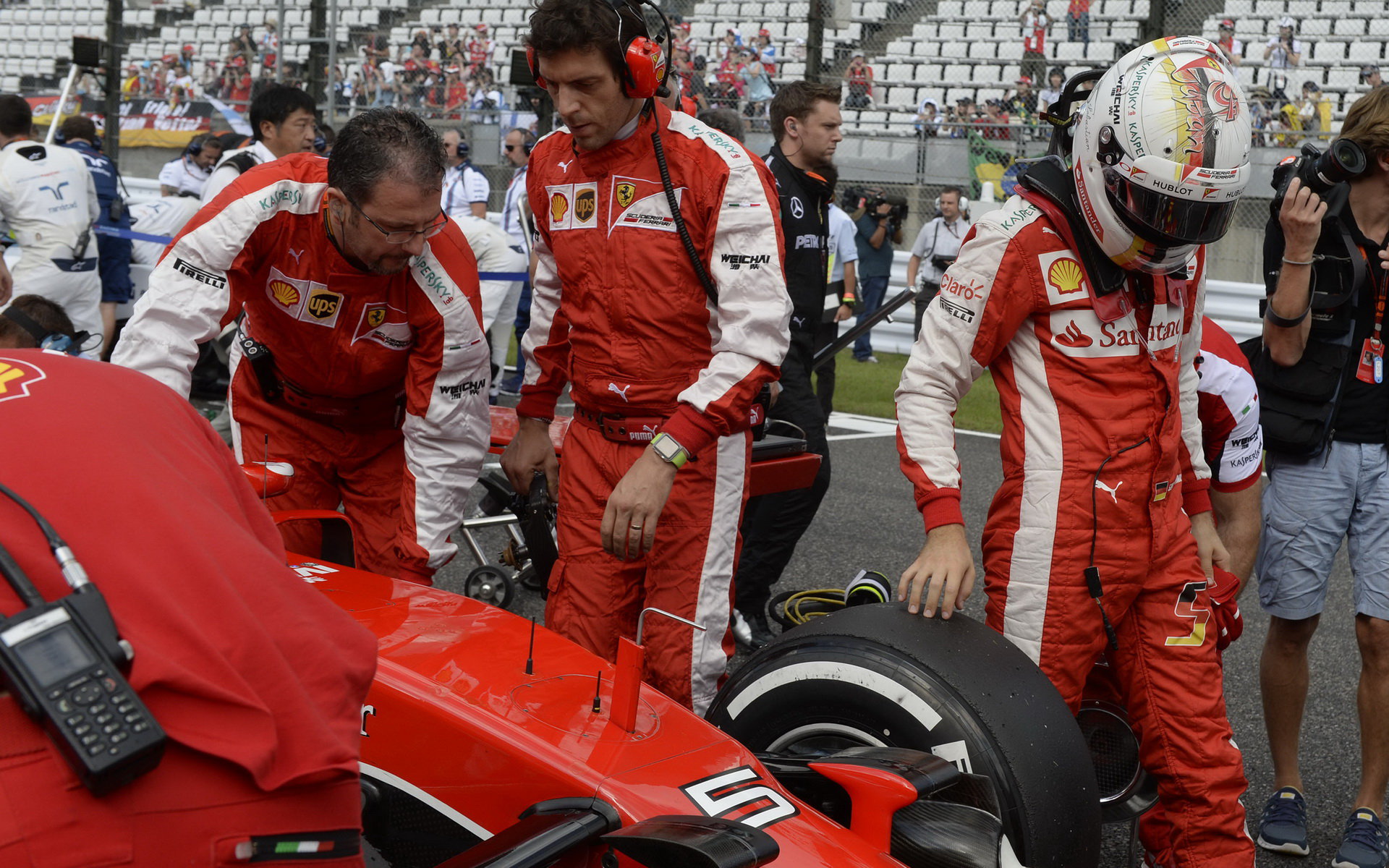 Sebastian Vettel kontroluje pneumatiky před startem v Suzuce