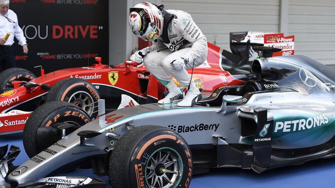 Lewis Hamilton po svém vítězství v Japonsku