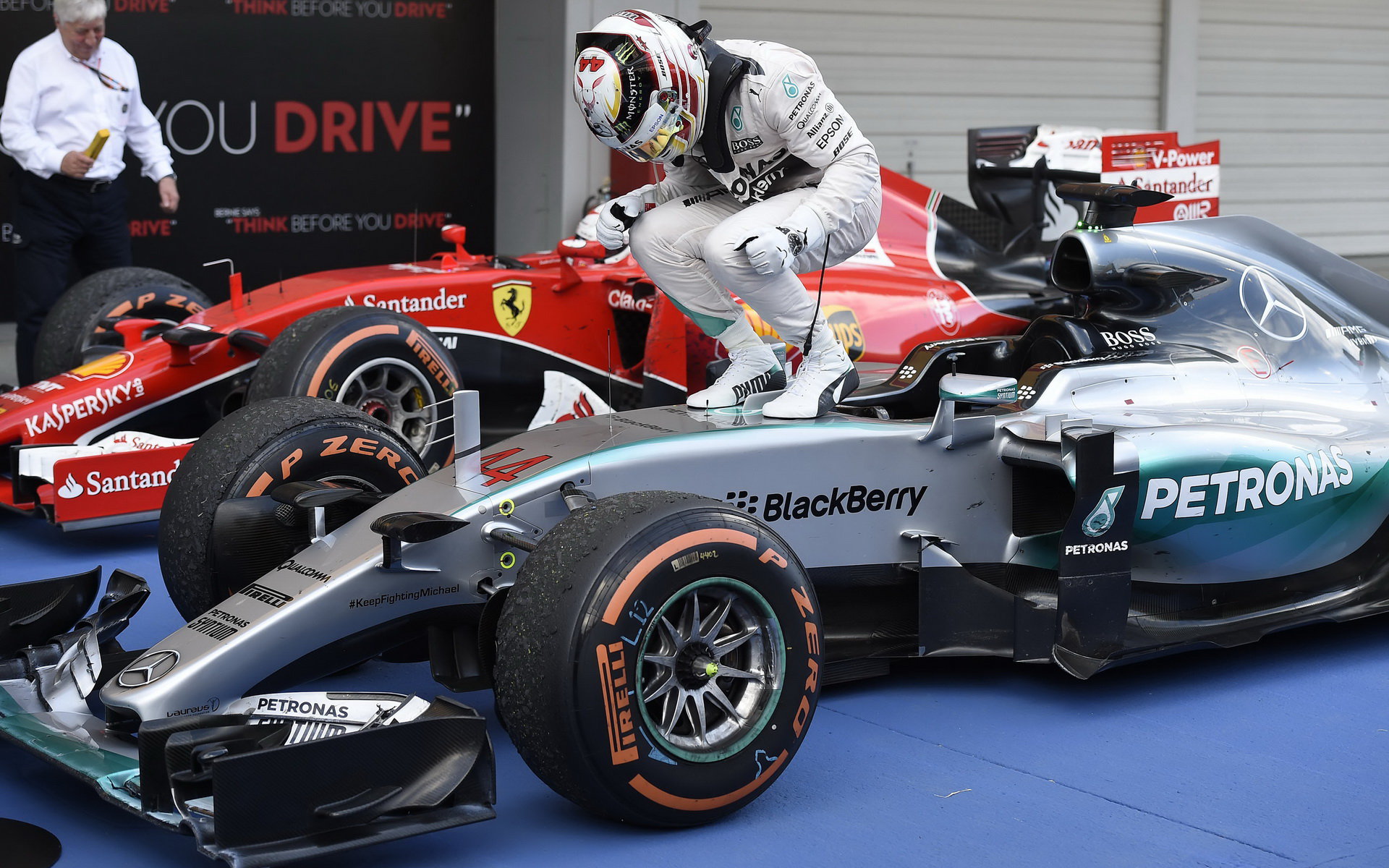 Lewis Hamilton po svém vítězství v Japonsku