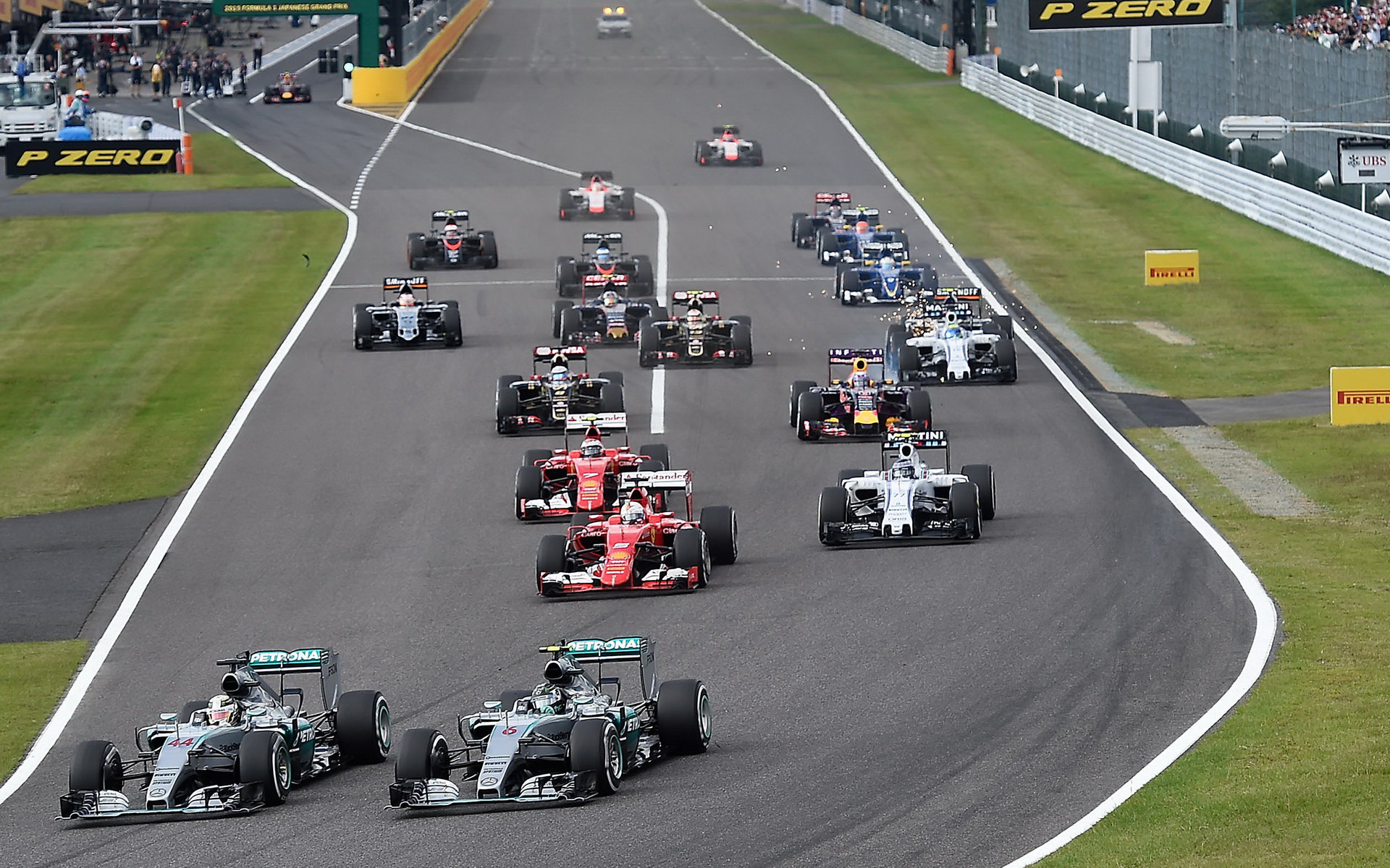 Lewis Hamilton předjíždí Nica Rosberga na startu v Suzuce