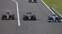 Max Verstappen předjíždí Jensona Buttona v Suzuce