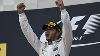 Lewis Hamilton se raduje na pódiu v Suzuce