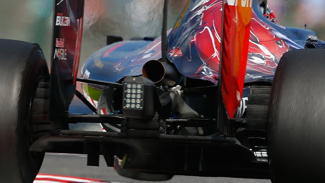 Výfuk vyvedený z motoru Renault pohánějící Toro Rosso STR10