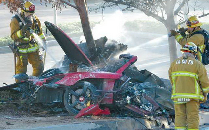 Zničené Porsche Carrera GT, v nemž seděl slavný herec Paul Walker