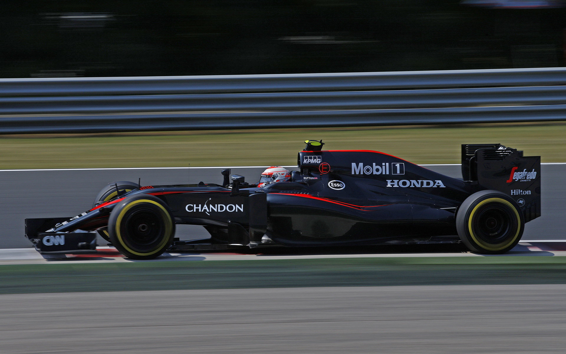Jenson Button a McLaren s umístěním log pro sezónu 2016