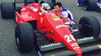 Martin Brundle s Ferrari F187 v Suzuce, vedle něj klečí Takuma Sato