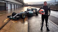 Spokojený Martin Brundle po jízdě s Mercedesem F1 W06 Hybrid