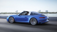 Čtyřkolku od klasiky poznáte podle červeného pásu mezi zadními světlomety, nové Porsche 911 Targe 4S.