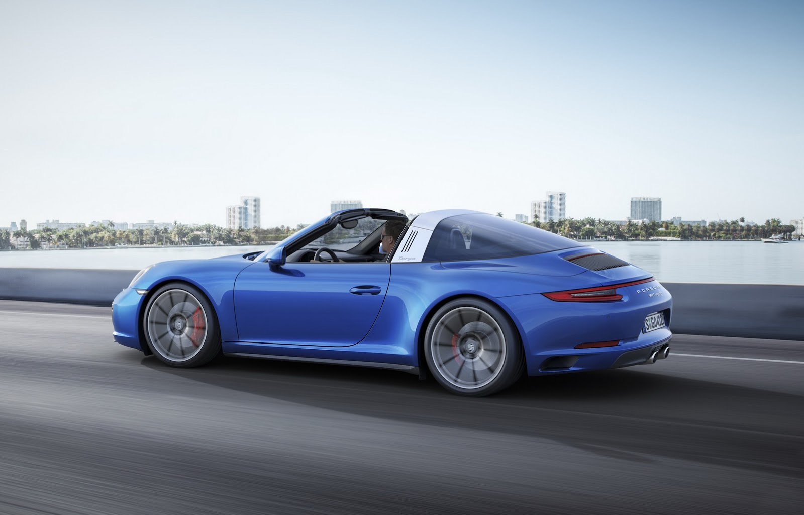 Čtyřkolku od klasiky poznáte podle červeného pásu mezi zadními světlomety, nové Porsche 911 Targe 4S.