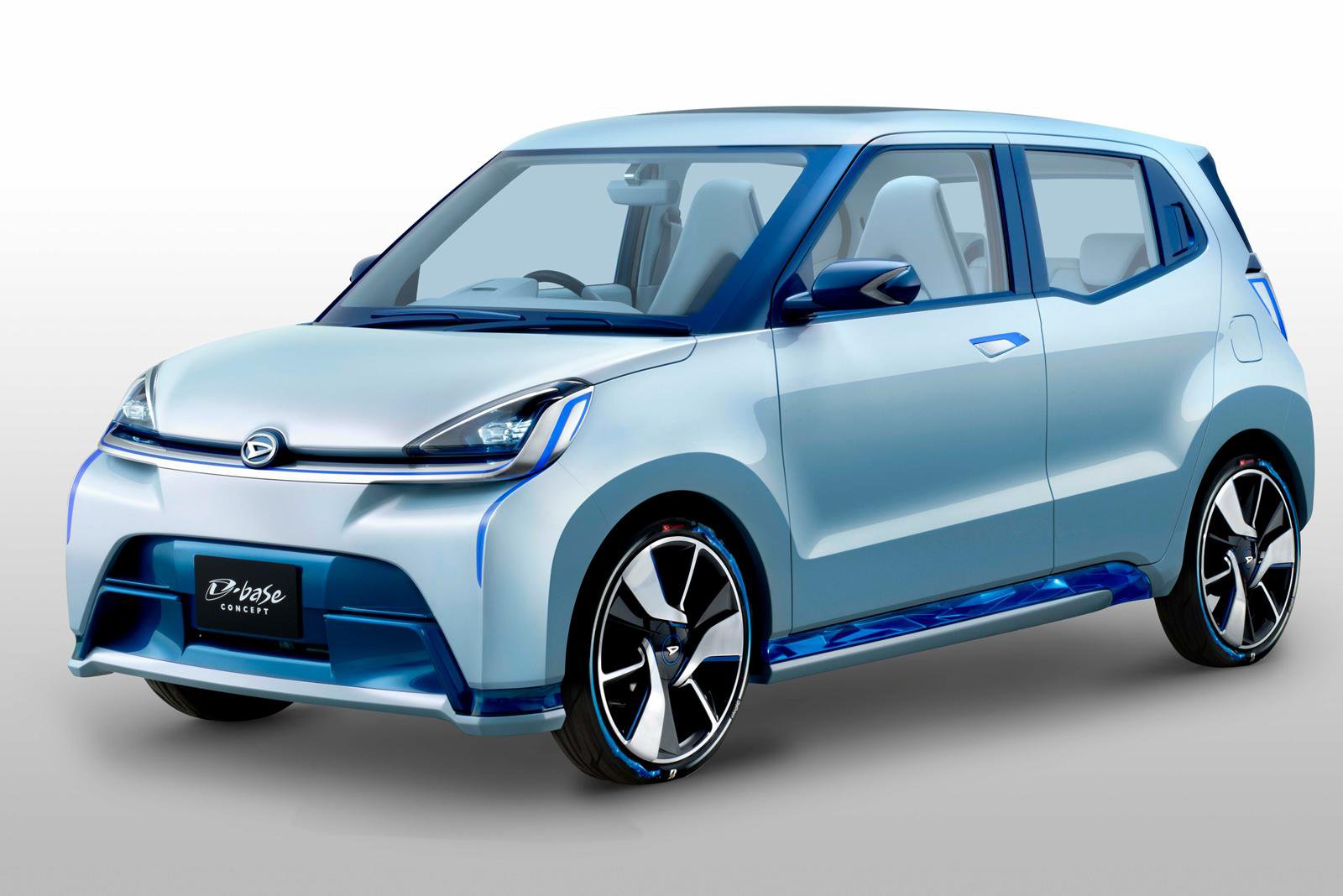 D-base je reálně vyhlížející koncept nové generace kei cars od Daihatsu. K jeho pohonu slouží, jak jinak, 0.66litrový tříválec. Spotřeba je díky regenerativnímu brzdění, bezestupňovému automatu i nízké hmotnosti jen 3 l/100 km.