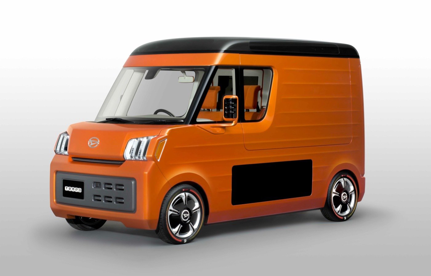 Oranžová dodávka připomíná krabici, Daihatsu Tempo.