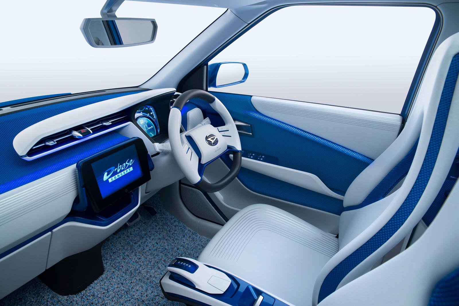 Také interiér konceptu je laděn do modré barvy, Daihatsu D-base.