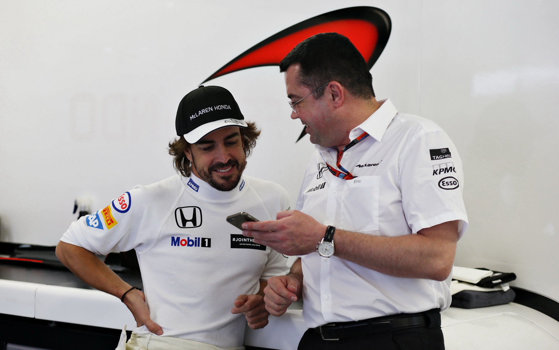 Fernando Alonso v družném rozhovoru s Ericem Boullierem