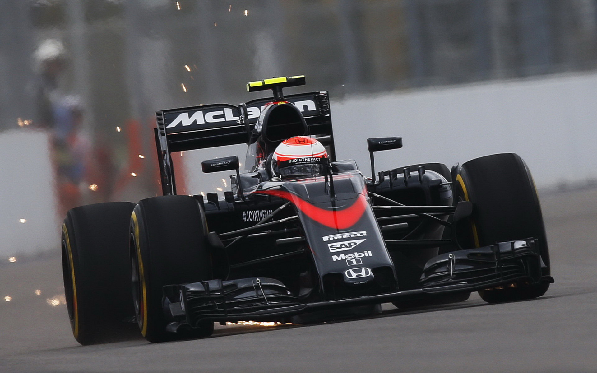 Náznak zajiskření v McLarenu? Button tentokrát preferenci svého kolegy akceptuje...