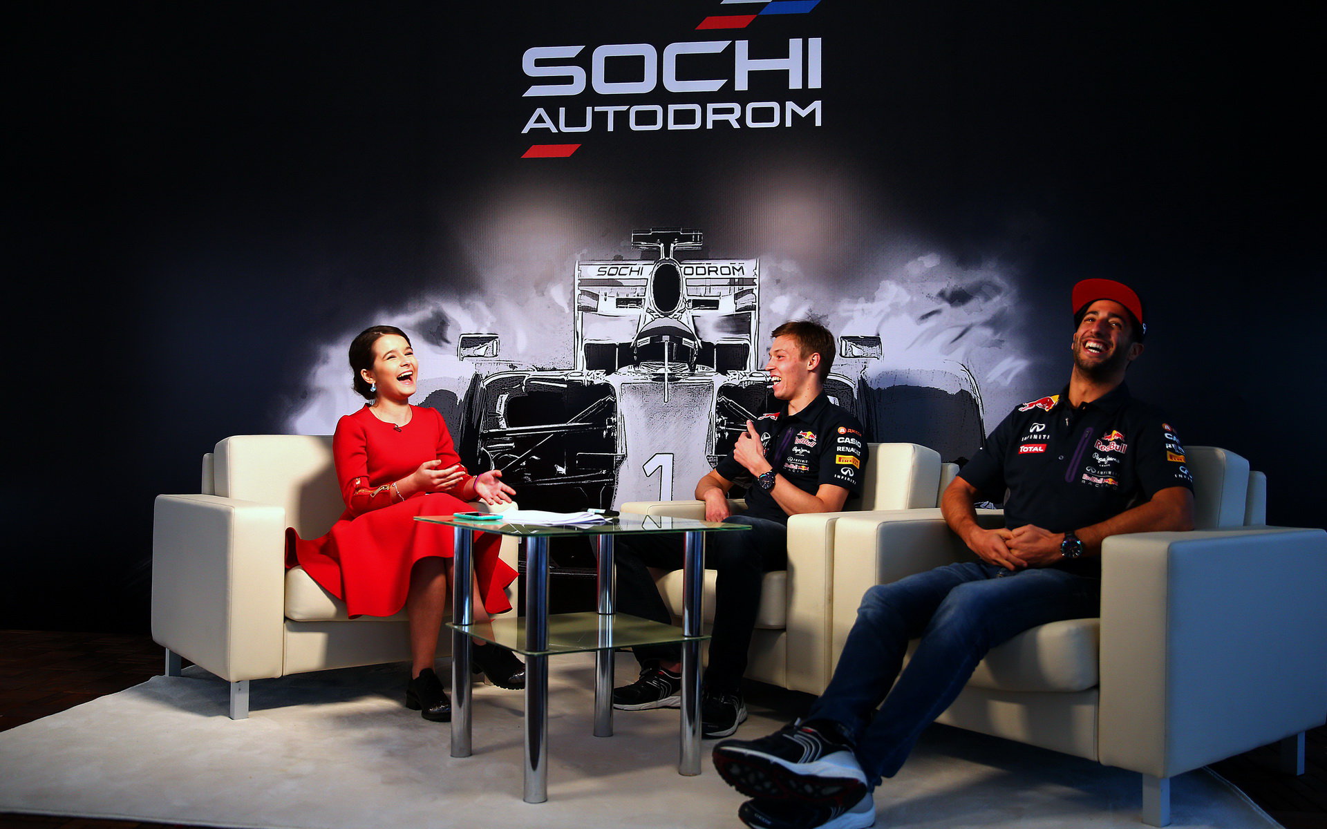 Daniil Kvjat a Daniel Ricciardo při rozhovoru v Soči