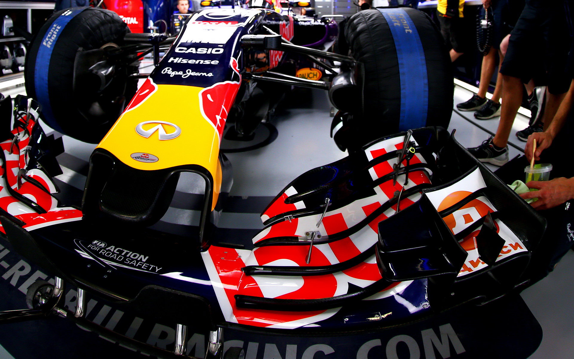 Detail předního křídla vozu Red Bull RB11 - Renault v Soči