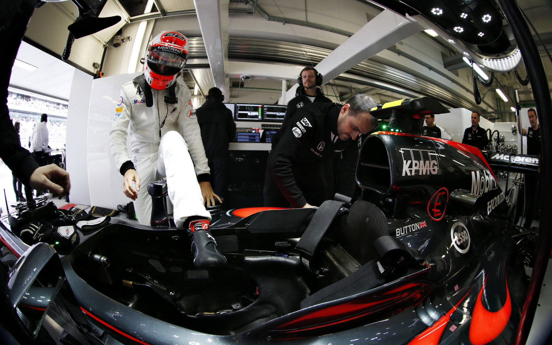 Jenson Button nastupuje do vozu v Soči