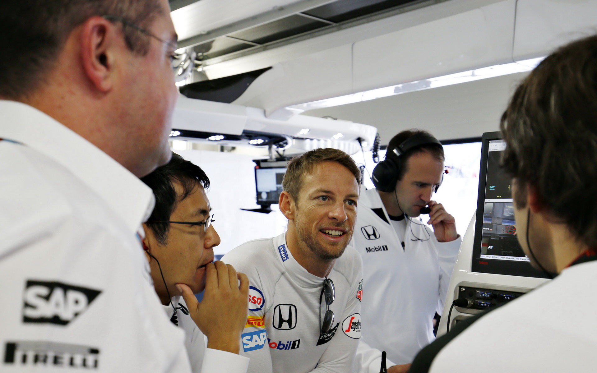 Jenson Button předává inženýrům informace z trati v Soči