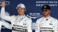 Nico Rosberg a Lewis Hamilton po kvalifikaci v Soči