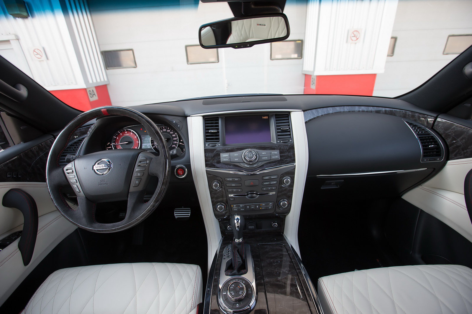 Mnoho linek, materiálů a ploch, Nissan Patrol Nismo.