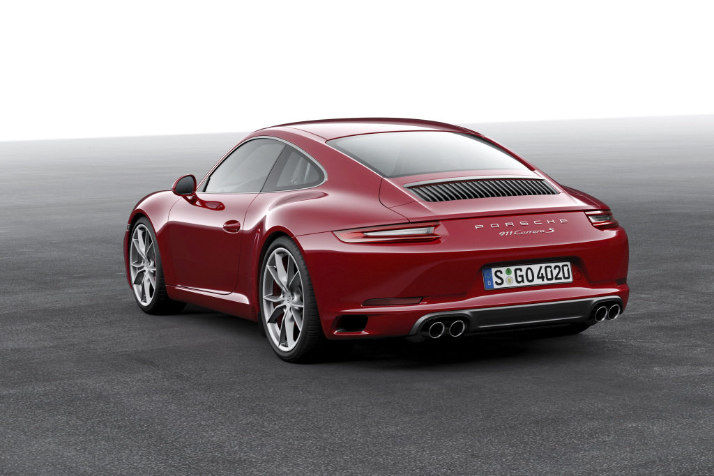 Přítomnost jiného motoru prozradí vertikální lamely na kapotě motoru, omlazené Porsche 911.