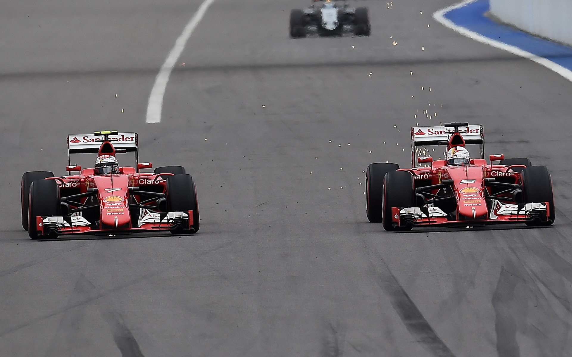 Sebastian Vettel předjíždí Kimiho Räikkönena v Soči