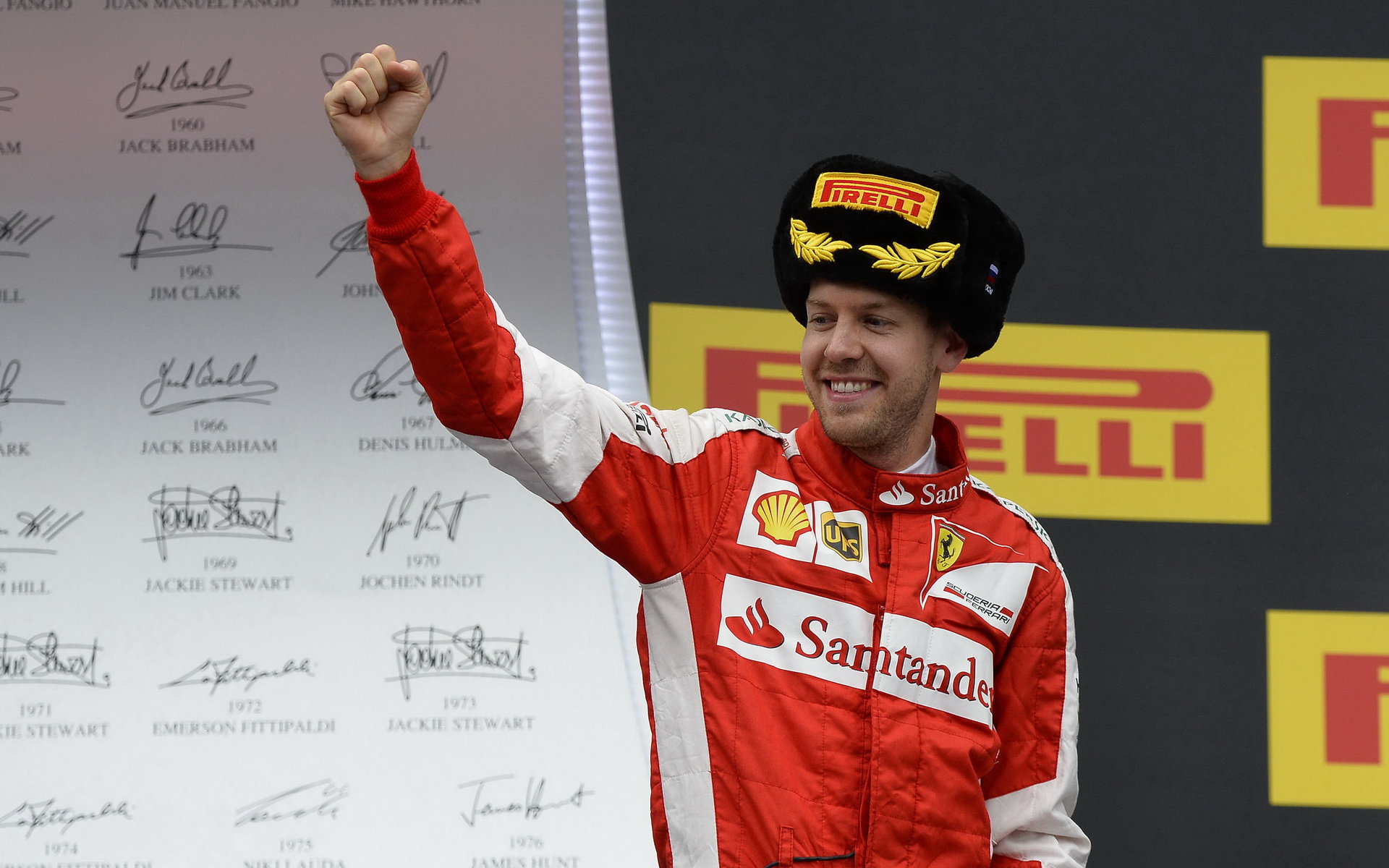 Sebastian Vettel na pódiu v Soči