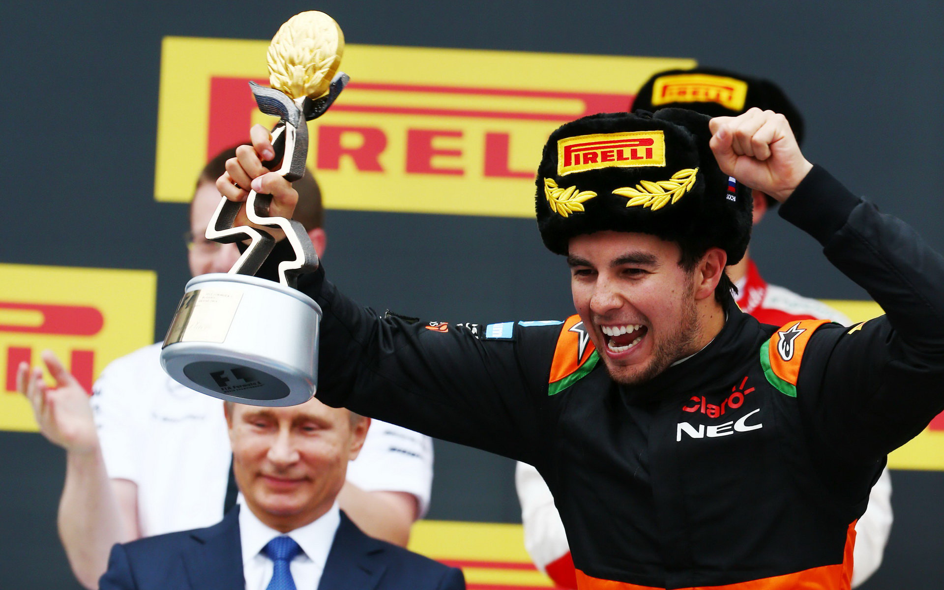 Sergio Pérez se svou trofejí slaví třetí místo v Soči