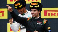 Sergio Pérez a Lewis Hamilton na pódiu v Soči