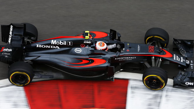 Jenson Button s McLarenem MP4-30 poháněným Hondou