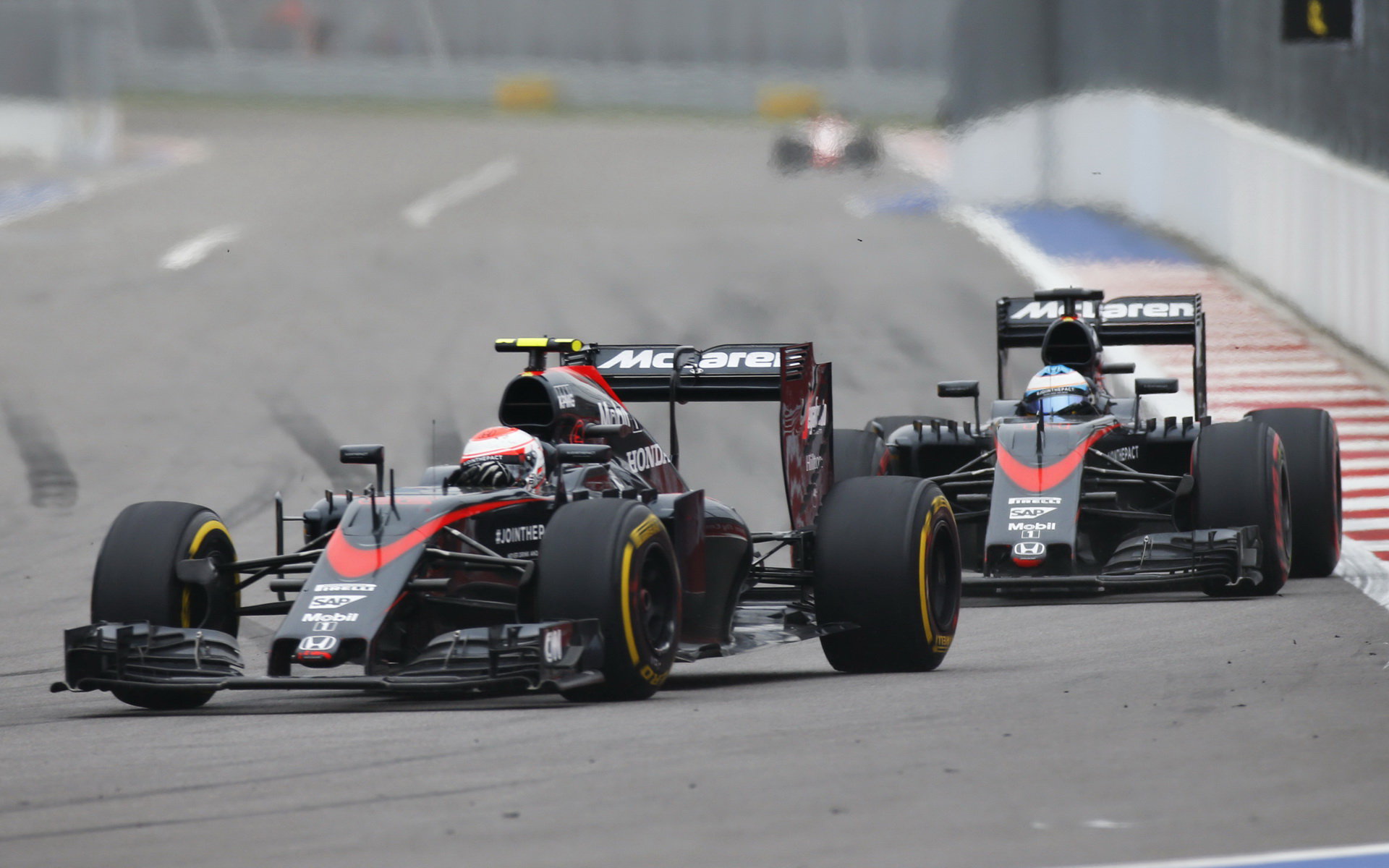 Jenson Button a Fernando Alonso si užívali letos vzájemných soubojů dost, ovšem až na chvostu pole...