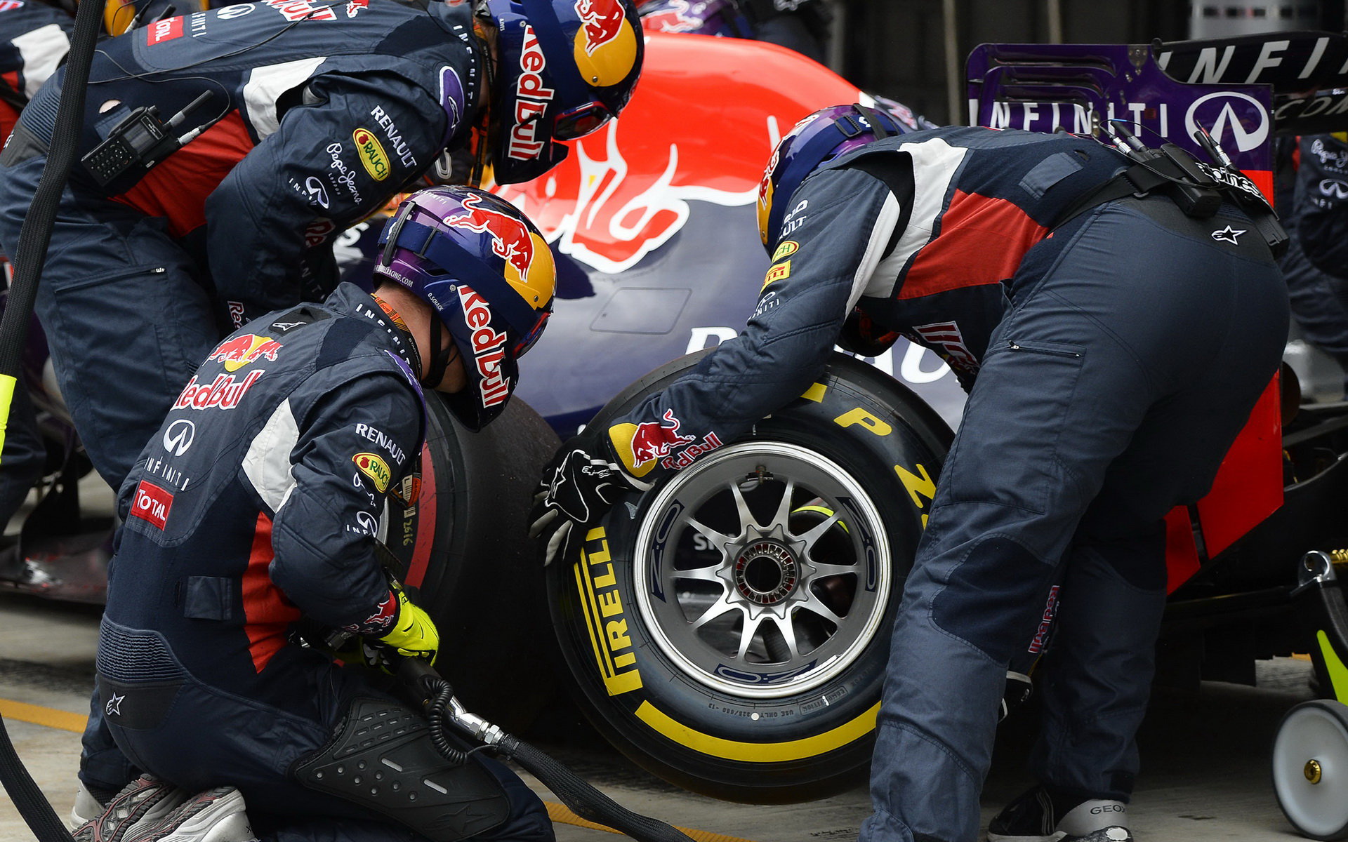 Red Bull přezouvá pneumatiky v Soči