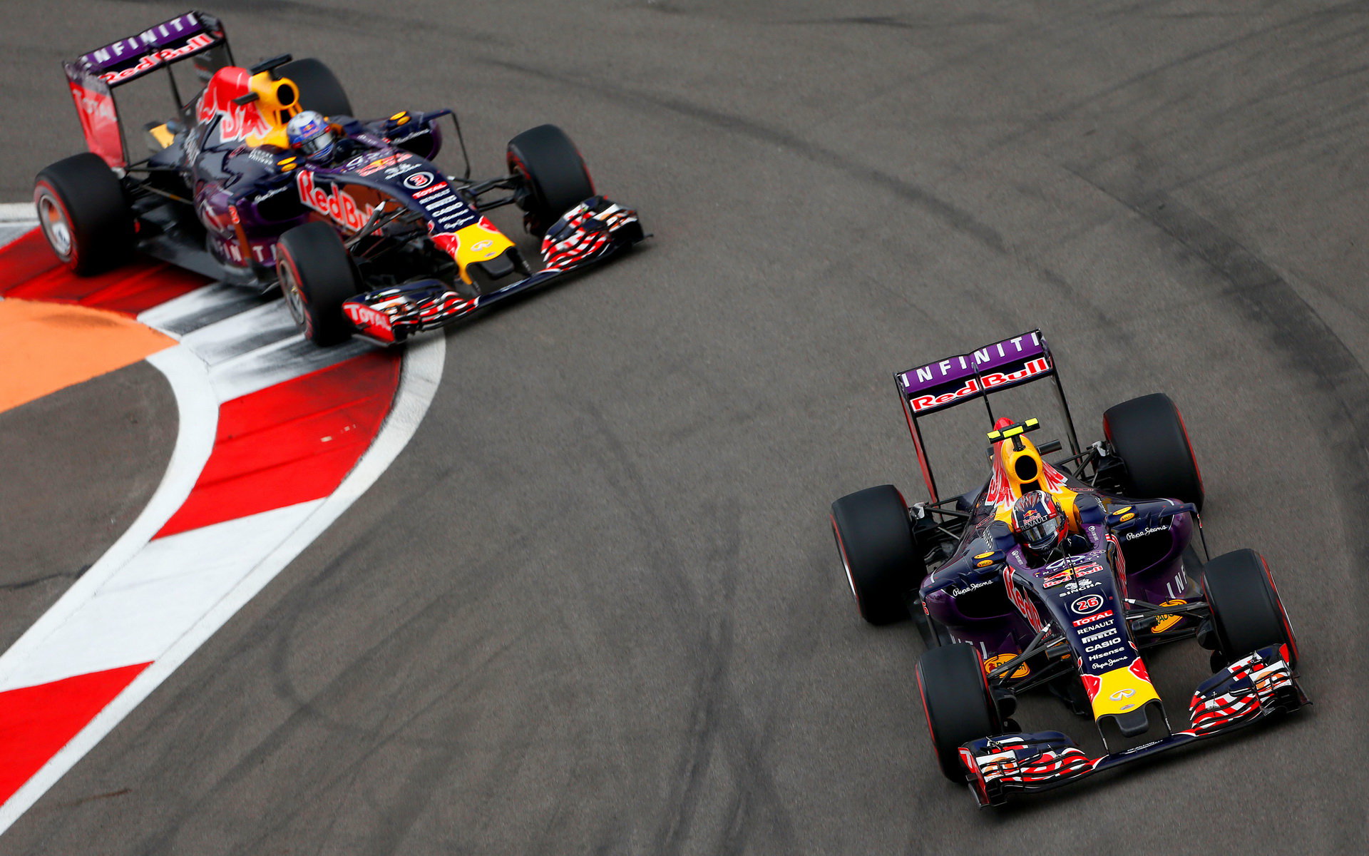 Daniil Kvjat a Daniel Ricciardo v Soči