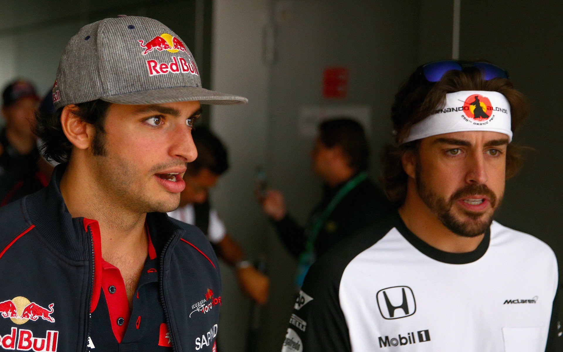 Carlos Sainz (vlevo) pečlivě sleduje svého krajana Fernanda Alonsa, který prožil u McLarenu náročnou sezónu