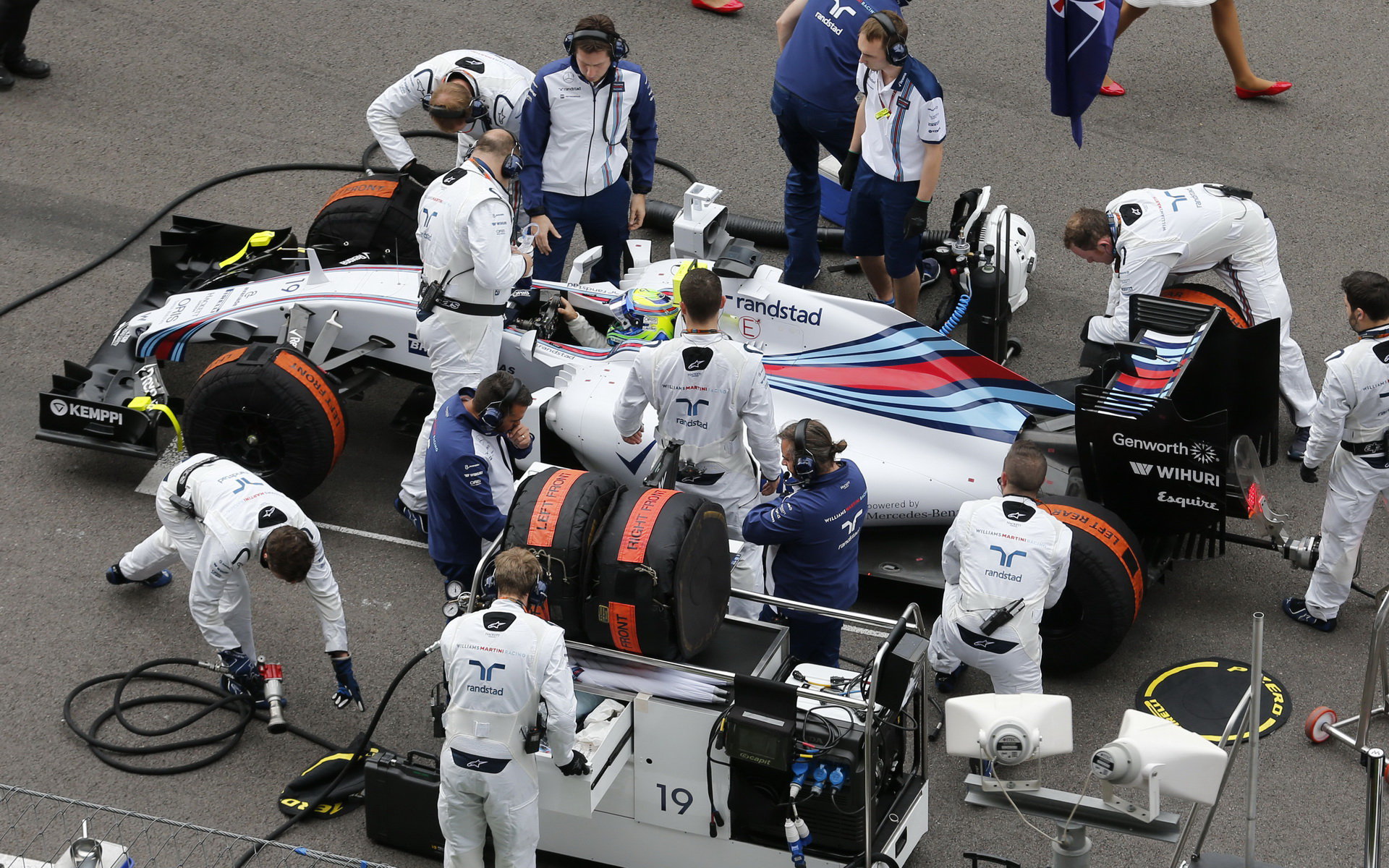 Felipe Massa se připravuje na startovním roštu v Soči