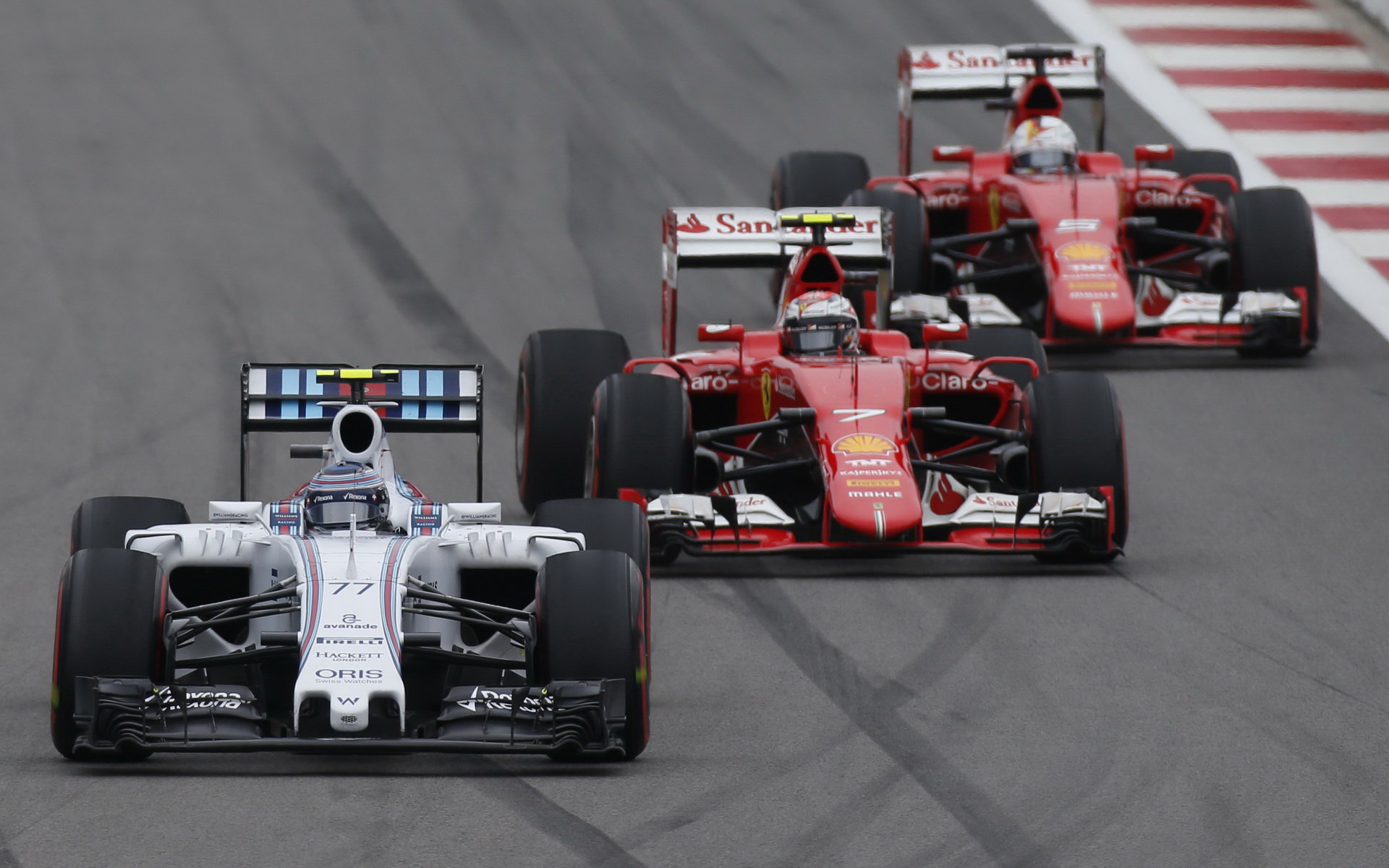 Start byl vlastně obdobou posledního kola, Bottas před Räikkönenem.